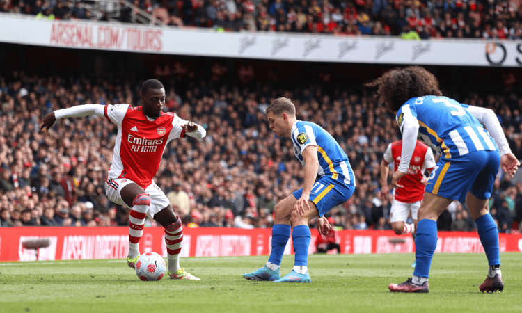 Nicolas Pépé in actie namens Arsenal tegen Brighton & Hove Albion