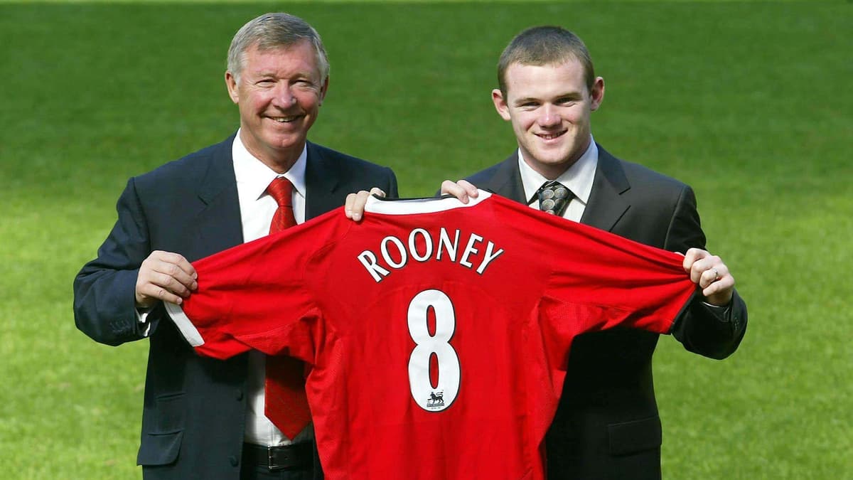 Wayne Rooney signs for Man Utd
