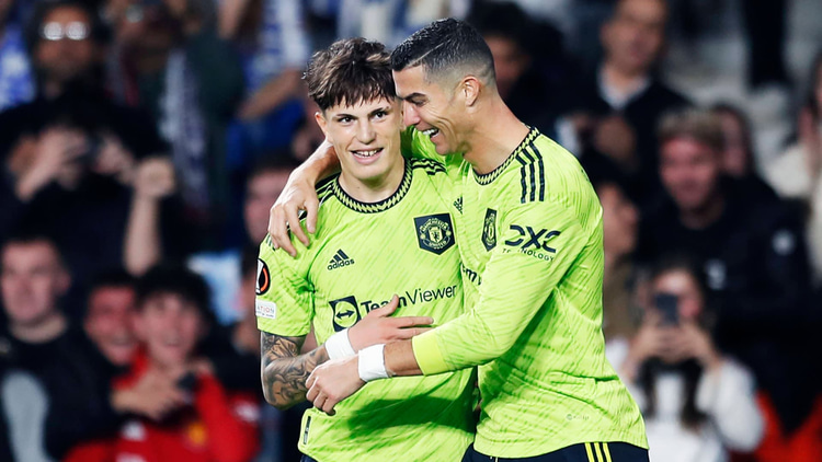 Alejandro Garnacho (left) with Cristiano Ronaldo (right)