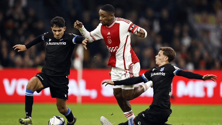 Steven Bergwijn in het shirt van Ajax.