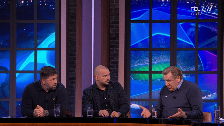 Theo Janssen, Wesley Sneijder en Jan Boskamp tijdens de uitzending