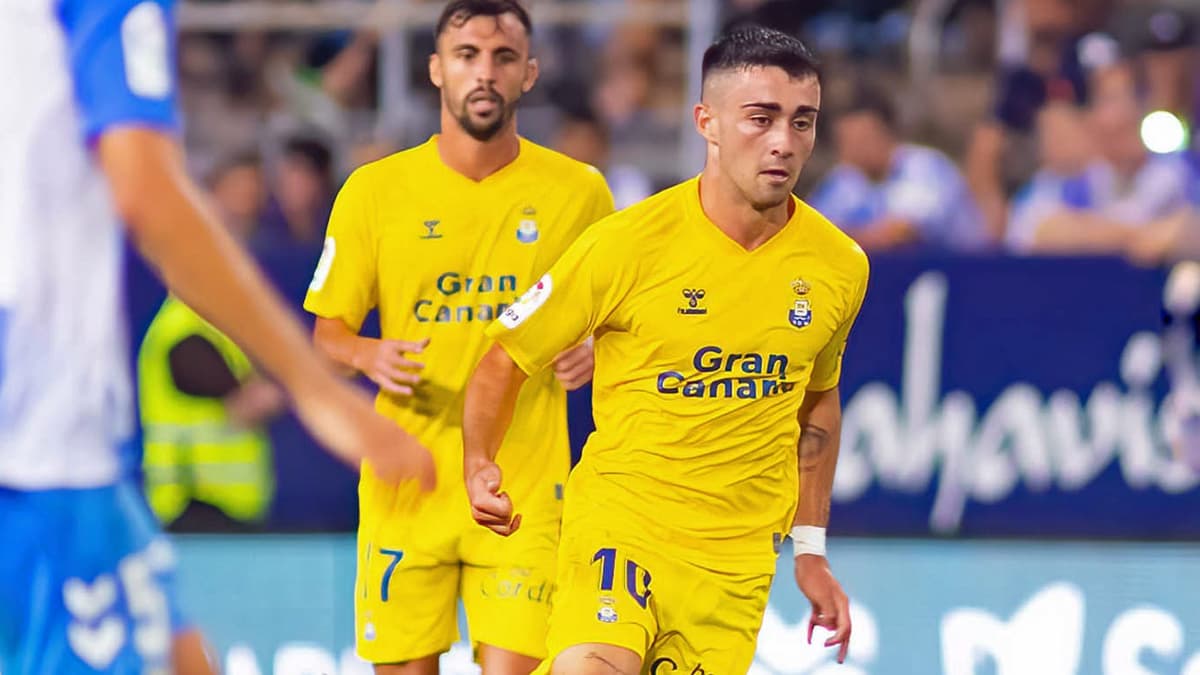 Moleiro in action for Las Palmas.
