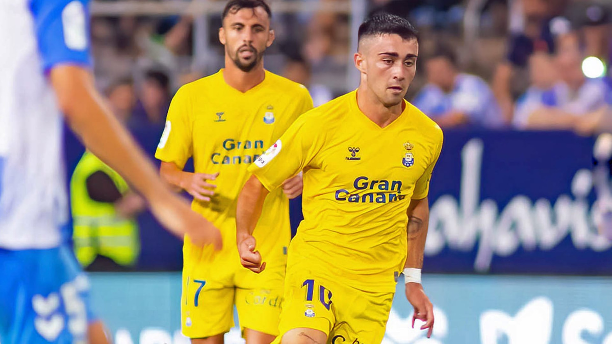 Moleiro in action for Las Palmas.