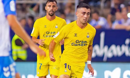 Moleiro in action for Las Palmas.