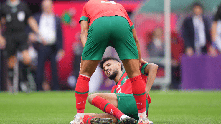 Noussair Mazraoui moest het veld per brancard verlaten met een blessure.