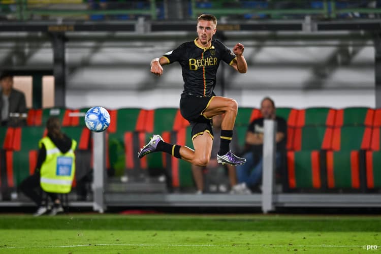 Dennis Johnsen in actie voor Venezia.