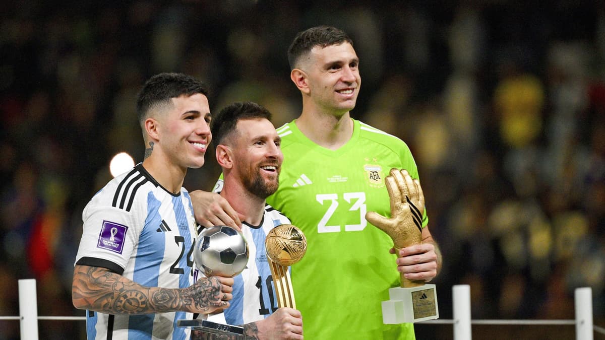 Emi Martinez alongside Enzo Fernandez and Lionel Messi.