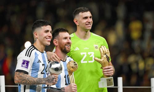 Emi Martinez alongside Enzo Fernandez and Lionel Messi.