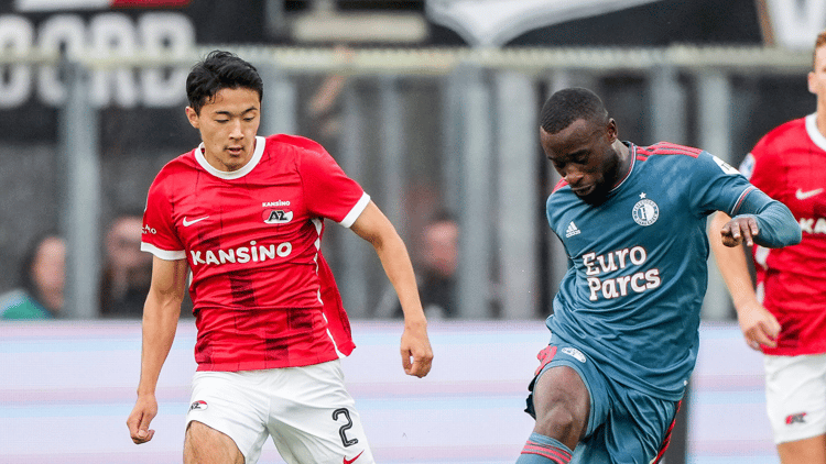 Lutsharel Geertruida (rechts) in duel met Yukinari Sugawara (AZ).