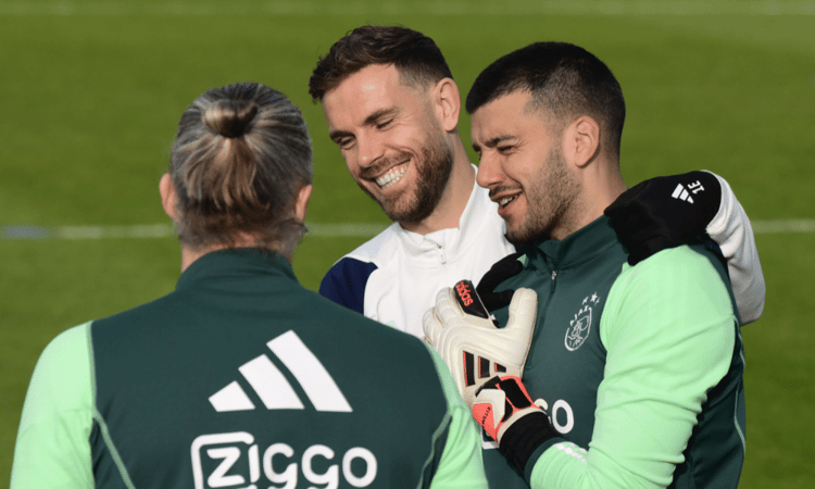 Gerónimo Rulli tijdens een onderonsje met Remko Pasveer en Jordan Henderson.