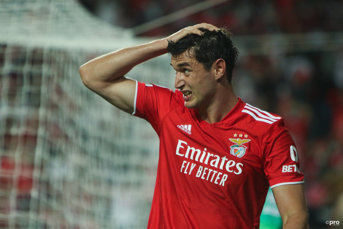 Roman Yaremchuk playing for Benfica in a UEFA Champions League match against Bayern Munich at Estadio da Luz in 2021.