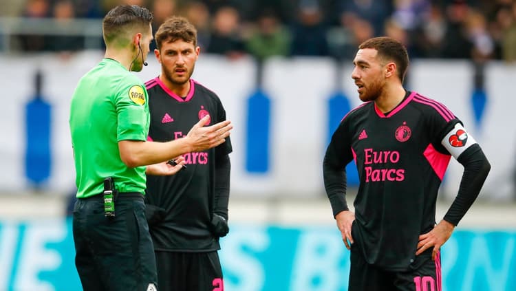 Orkun Kökcü (rechts) in het shirt van Feyenoord.