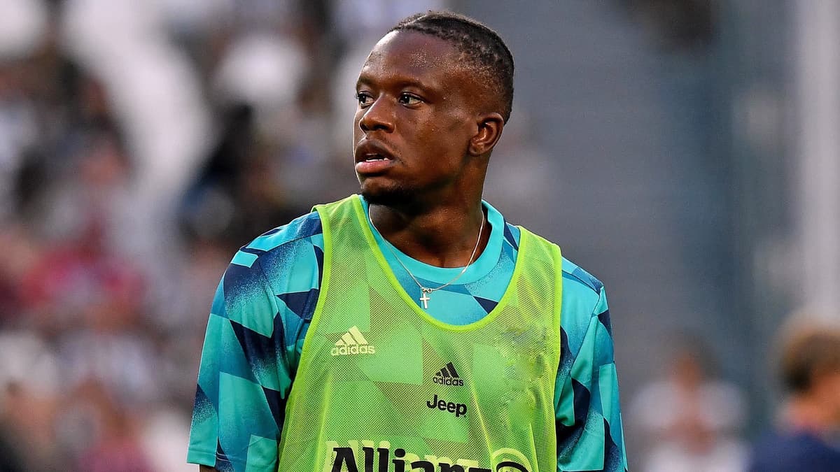 Denis Zakaria warming up with Juventus
