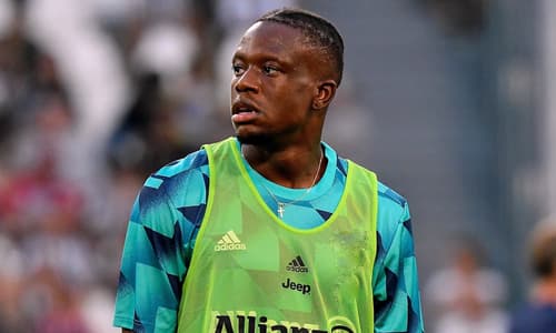 Denis Zakaria warming up with Juventus