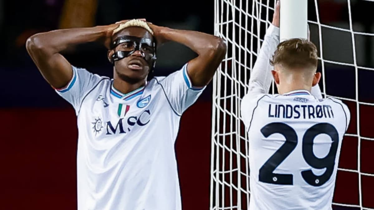 Victor Osimhen misses a chance against Barcelona in the 2023/24 Champions League