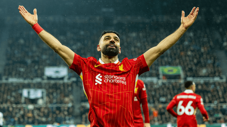 Mohamed Salah juicht in het shirt van Liverpool