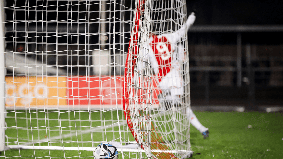 Stanis Idumbo Muzambo, Ajax