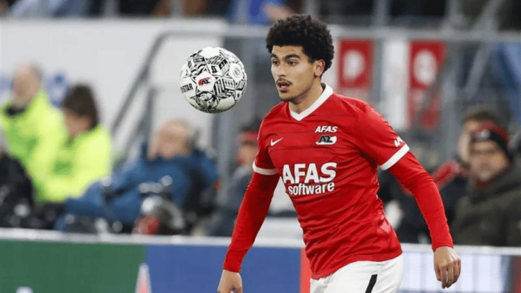 Zakaria Aboukhlal in actie voor AZ.