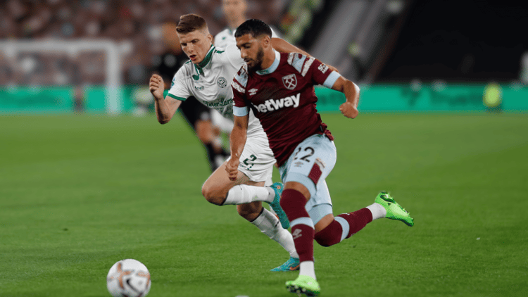 Anton Gaaei in duel met Saïd Benrahma.