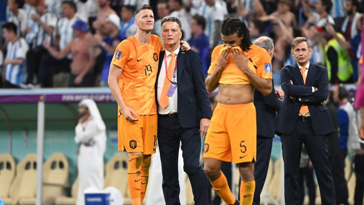 Louis van Gaal en Wout Weghorst treuren om de uitschakeling op het WK.