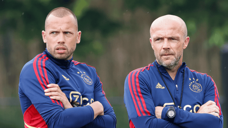 Zit John Heitinga tegen SC Cambuur als hoofdtrainer of assistent op de bank?