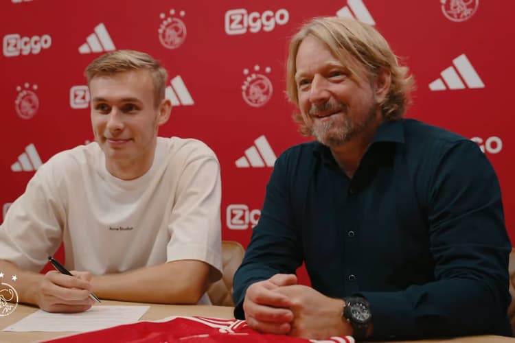 Sivert Mannsverk werd op 1 september 2023 gepresenteerd door Ajax en toenmalig directeur voetbalzaken Sven Mislintat. De middenvelder tekende destijds een contract tot medio 2028 in Amsterdam.
