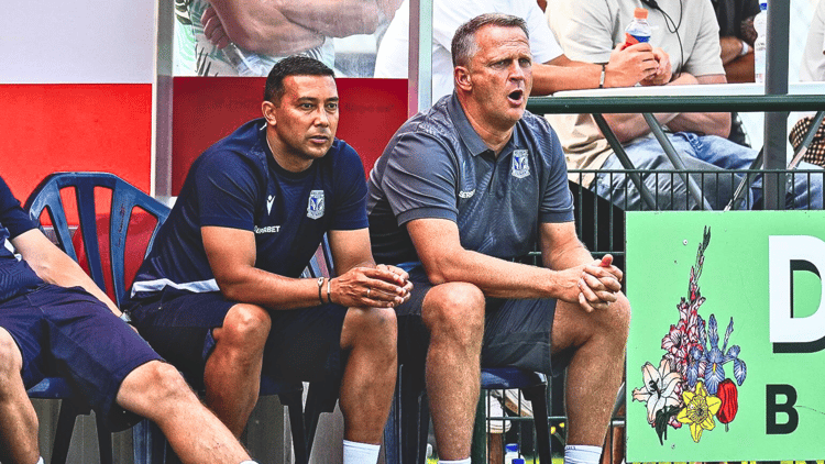 Denny Landzaat op de bank als assistent trainer van John van den Brom bij Lech Poznan.