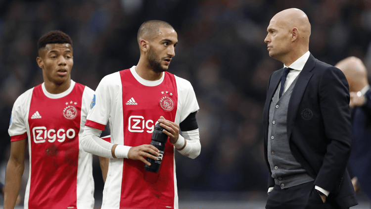 Marcel Keizer (rechts) met Hakim Ziyech (midden) en David Neres. 