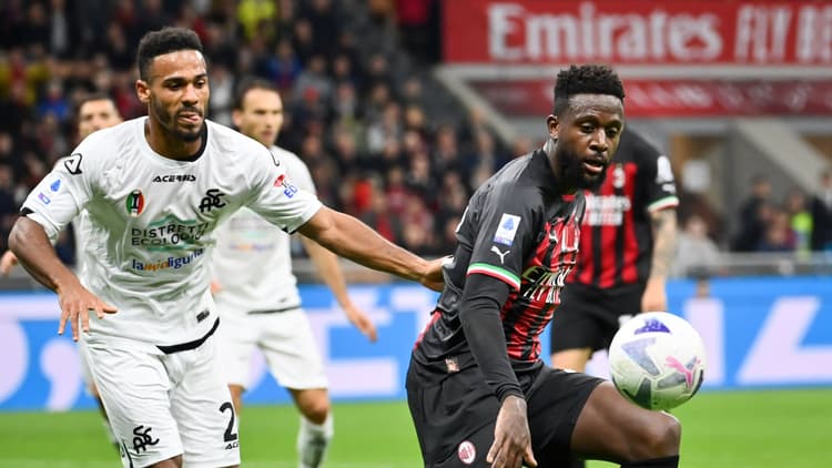 Emil Holm in het shirt van Spezia.