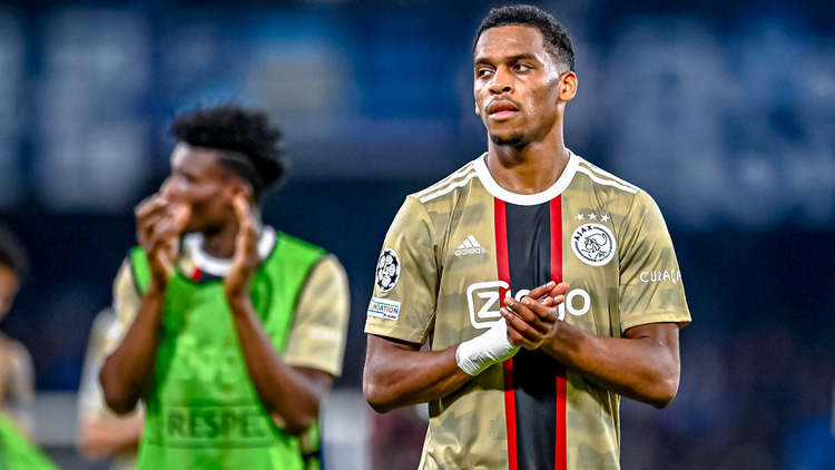 Jurriën Timber staat nog tot medio 2025 onder contract bij Ajax.