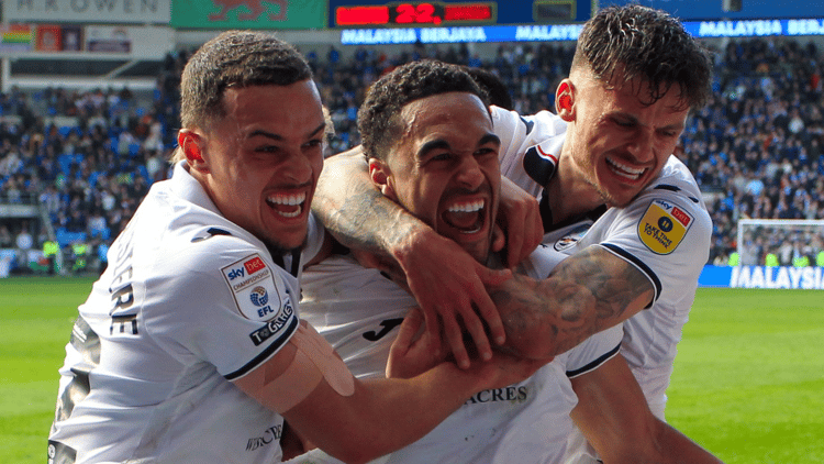 Ben Cabango (midden) speelde dit seizoen al zeventien wedstrijden in de Championship.