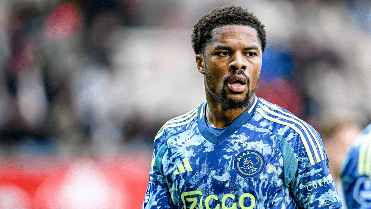 Chuba Akpom in het shirt van Ajax.