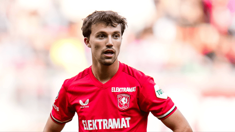 Youri Regeer (21) speelde in totaal acht wedstrijden in het eerste van Ajax en scoorde daarin één keer.