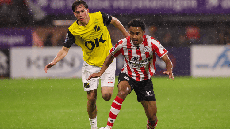 Marvin Young (rechts) in duel met Leo Sauer van NAC Breda.