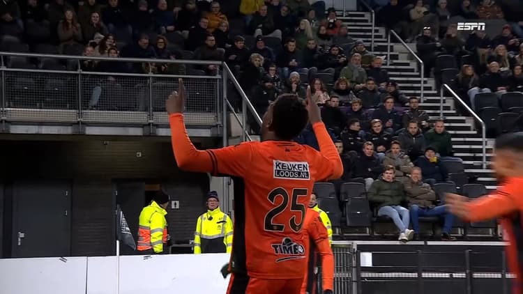 Lequincio Zeefuik viert zijn goal tegen Heracles Almelo.