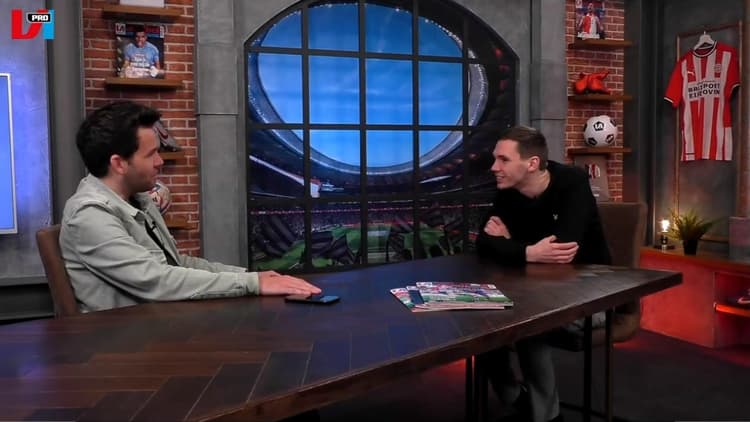 Pieter Zwart en Stef de Bont bespreken de mogelijke bestemmingen van Taylor Booth.