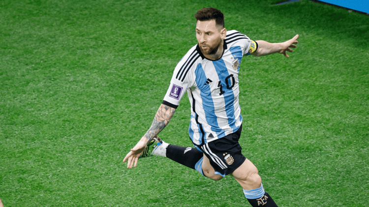 Lionel Messi viert de openingstreffer. Zijn eerste in een knock-outfase op een WK.