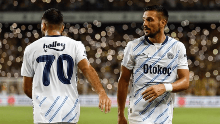 Dusan Tadic (rechts) in het shirt van Fenerbahce.
