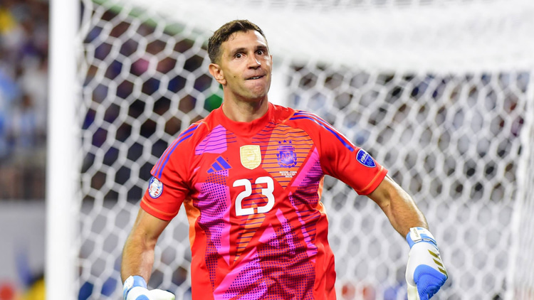Emiliano Martinez in action for Argentina
