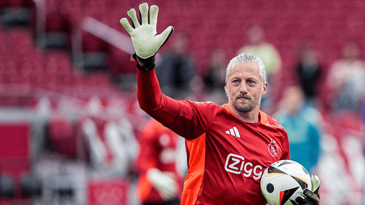 Remko Pasveer begroet de supporters van Ajax tijdens de warming-up.