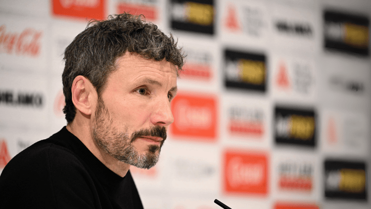 Mark van Bommel als trainer van Royal Antwerp.