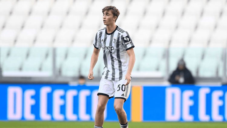 Dean Huijsen tijdens zijn officieuze debuut tegen HNK Rijeka.