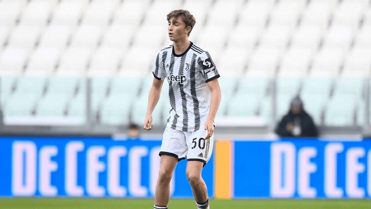 Dean Huijsen tijdens zijn officieuze debuut tegen HNK Rijeka.