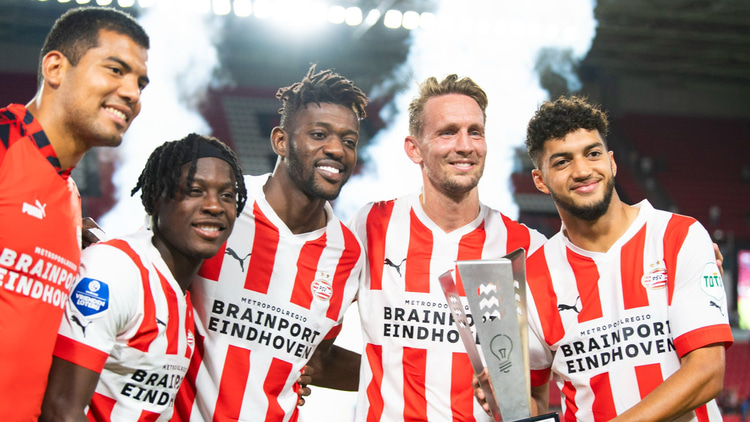 Luuk de Jong en consorten vieren de winst van de Johan Cruijff Schaal