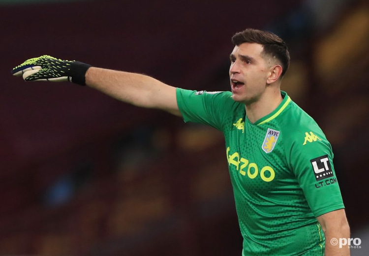 Emiliano Martínez in het shirt van Aston Villa.