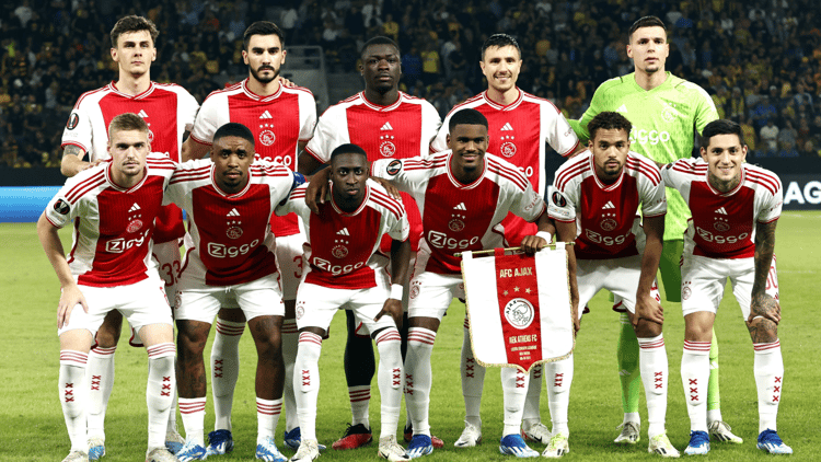 Gastón Ávila (helemaal rechts, onderste rij) tijdens één van zijn weinige optredens voor Ajax.
