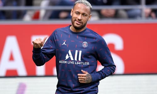 Neymar warms up ahead of PSG's Ligue match against Reims
