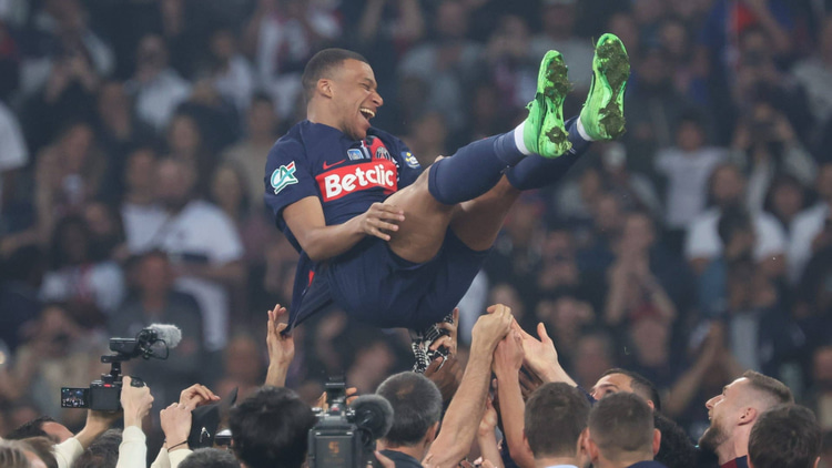 Mbappe was treated like a hero at PSG