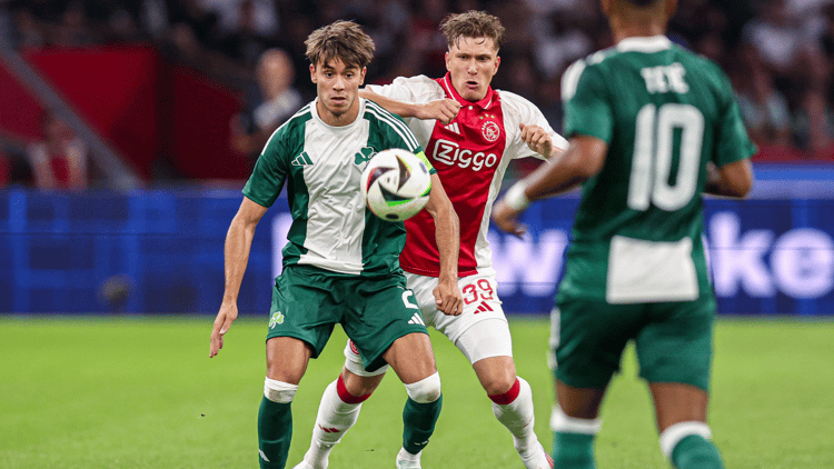 Georgios Vagiannidis in actie tegen Ajax.