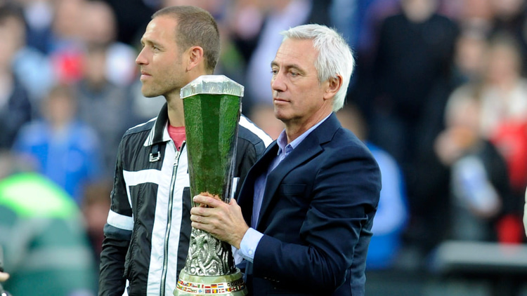 Bart van Marwijk met de UEFA Cup trofee, die hij als trainer van Feyenoord in 2002 won.